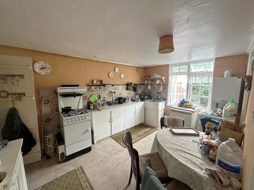 Lot: 163 - PERIOD VILLAGE PROPERTY ARRANGED AS TWO FLATS WITH POTENTIAL - First floor flat kitchen